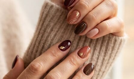 Nail art automne 2026 avec ongles bordeaux chocolat et terracotta
