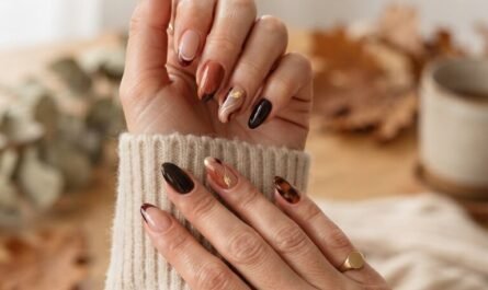Ongles octobre 2026 avec manucure bordeaux chocolat et terracotta